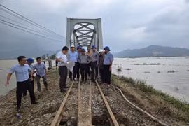 Thông tàu Bắc- Nam qua Trung bộ sau gần 10 ngày tê liệt do mưa bão
