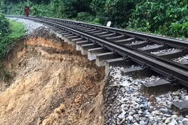 Đường sắt Bắc- Nam qua Hà Tĩnh tê liệt vì sạt lở, bao giờ thông tàu?