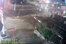 Thanh niên đi xe máy húc tung barie, may mắn được 2 nữ nhân viên gác chắn kịp thời kéo ra