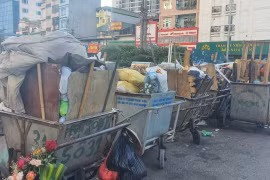 Hà Nội: Rác thải ùn ứ đầy đường phố bốc mùi dưới nắng nóng do đâu?
