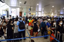 Khách ùn ùn qua sân bay ngay trong ngày mùng 1 Tết Quý Mão