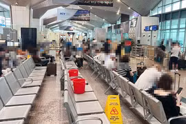 Nhà ga sân bay quốc tế Vinh bị dột, phải dùng xô hứng nước