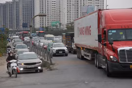 Dòng phương tiện chen chúc đổ về Thủ đô, người dân tay xách nách mang trở lại Hà Nội