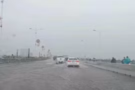 Yêu cầu làm rõ nguyên nhân và xử lý ngay tình trạng cầu Vĩnh Tuy 2 cứ mưa là ngập