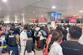 Quá nửa chuyến bay xuất phát từ Tân Sơn Nhất bị chậm giờ, hành khách vạ vật chờ đợi