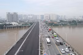Cầu Vĩnh Tuy 2 đang cấp tập hoàn thiện để kịp thông xe vào dịp 2-9