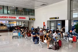 Nam hành khách vội vàng lên máy bay bỏ quên valy hành lý xách tay 