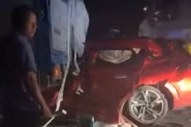 Xe con đâm vào xe tải đang dừng trên cao tốc Hà Nội- Thái Nguyên, tài xế tử vong