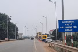 Cấm toàn bộ xe tải nặng, xe khách 29 chỗ lưu thông qua cầu Trung Hà