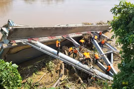Chi 9 tỷ đồng trục vớt nhịp cầu Phong Châu bị sập và các phương tiện bị nạn