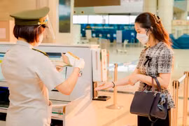 Khách đi máy bay vẫn phải khai báo thông tin di chuyển