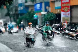 Đêm nay, không khí lạnh tràn xuống, Bắc bộ chuyển mát kèm mưa giông lớn