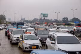 Cước taxi, xe công nghệ bất động trước đà lao dốc của giá xăng