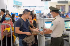Sân bay Nội Bài khuyến cáo khách nên mang thêm bản gốc giấy tờ để làm thủ tục lên máy bay