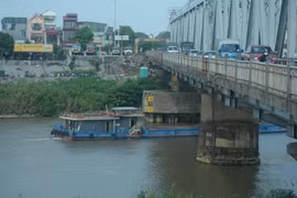 Cận cảnh cầu Đuống xuống cấp, phương tiện qua cầu “vừa đi vừa run”