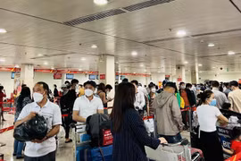 Sân bay Tân Sơn Nhất khó tránh ùn tắc khi đón 130.000 khách/ngày dịp Tết