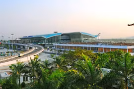 Tạm đóng cửa bốn sân bay trong ngày hôm nay phòng bão số 6 đổ bộ