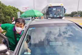 Nhiều lái xe “tố” tài khoản thu phí không dừng bị VETC trừ tiền 2 lần