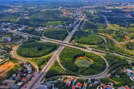 Đề xuất cấm xe tải chạy làn 1 đại lộ Thăng Long và đường Võ Nguyên Giáp