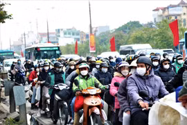 Người dân ùn ùn trở lại Thủ đô sau Tết Nguyên đán, nhiều tuyến cửa ngõ ùn ứ