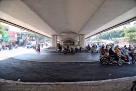 Hà Nội xén dải phân cách nhiều tuyến phố, nút giao để mở rộng mặt đường
