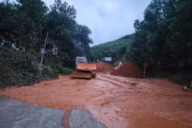 Thông xe đèo Lò Xo trên đường Hồ Chí Minh sau 4 ngày tê liệt