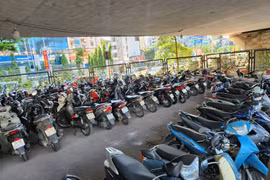 Hà Nội yêu cầu di dời ngay các bãi trông giữ xe ra khỏi gầm cầu