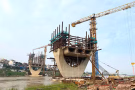 Nguy cơ phải giãn tiến độ cầu đường bộ Đuống do không có mặt bằng thi công