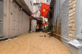 Bùn khoan ngầm metro Nhổn- Ga Hà Nội lại phun trào ở phố Giang Văn Minh