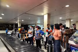 Hành khách vật vã chờ 40 phút trong ống lồng Tân Sơn Nhất, Cục hàng không yêu cầu chấn chỉnh