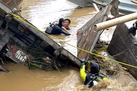 Tìm thấy một nạn nhân vụ sập cầu Phong Châu bị kẹt trong xe đầu kéo 