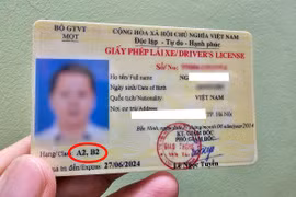 Có được cấp đổi bằng lái xe tích hợp khi một trong hai loại đang bị tước quyền sử dụng?