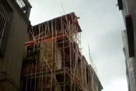 Thanh niên "ngáo đá" "bay như chim" từ nhà 4 tầng xuống đất