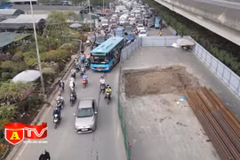 Cần làm rõ trách nhiệm các đơn vị thi công quây tôn rào chắn đường