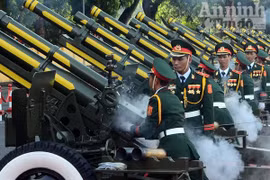 Cận cảnh diễn tập nghi thức bắn 21 phát đại bác chào mừng 70 năm Quốc khánh