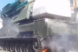 Vì sao xe chở tên lửa Buk bốc cháy trong ngày duyệt binh ở Nga?