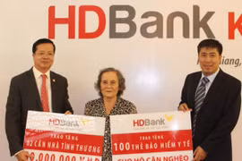 HDBank dành 1,2 tỷ đồng tặng nhà tình thương và thẻ BHYT