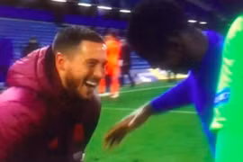 Hazard muối mặt xin lỗi vì cười lố khi Real bị loại
