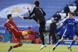 Alisson lại hóa "danh hài", HLV Klopp vẫn bênh chằm chặp