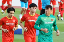 Thủ môn Tấn Trường bị thầy Park nhắc nhở vì ham livestream