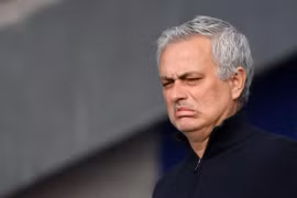 HLV Mourinho có giải nghệ sau khi bị sa thải?