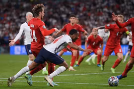 Tranh cãi gay gắt pha Sterling ngã đẹp kiếm penalty cho ĐT Anh