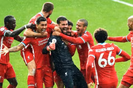 Ghi bàn khó tin, thủ môn Alisson phá vỡ 'quy tắc' thế kỷ của Liverpool