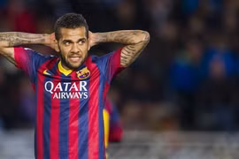 Barca ủng hộ Alves chống nạn phân biệt chủng tộc sau vụ "ăn chuối"