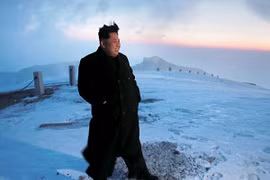 Ông Kim Jong-un leo lên đỉnh núi cao nhất đất nước để tưởng nhớ cha