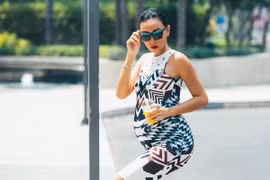 Siêu mẫu Diệu Huyền "bụng bầu" xuống phố vẫn gợi cảm