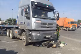 Người phụ nữ chết thảm dưới gầm xe container tại vòng xoay "tử thần"