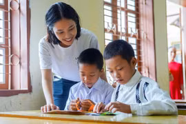 Hoa hậu Nông Thuý Hằng và Hoa Đan mang sách lên núi mở “thư viện ước mơ”