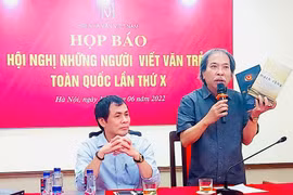 Đề nghị "hỗ trợ vé máy bay" của Hội Nhà văn gây tranh luận trên mạng xã hội