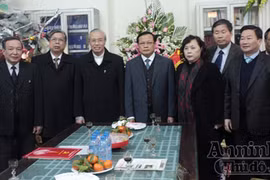 Bí thư Thành ủy Hà Nội thăm, chúc mừng bà con giáo dân nhân dịp Lễ Giáng sinh 2013